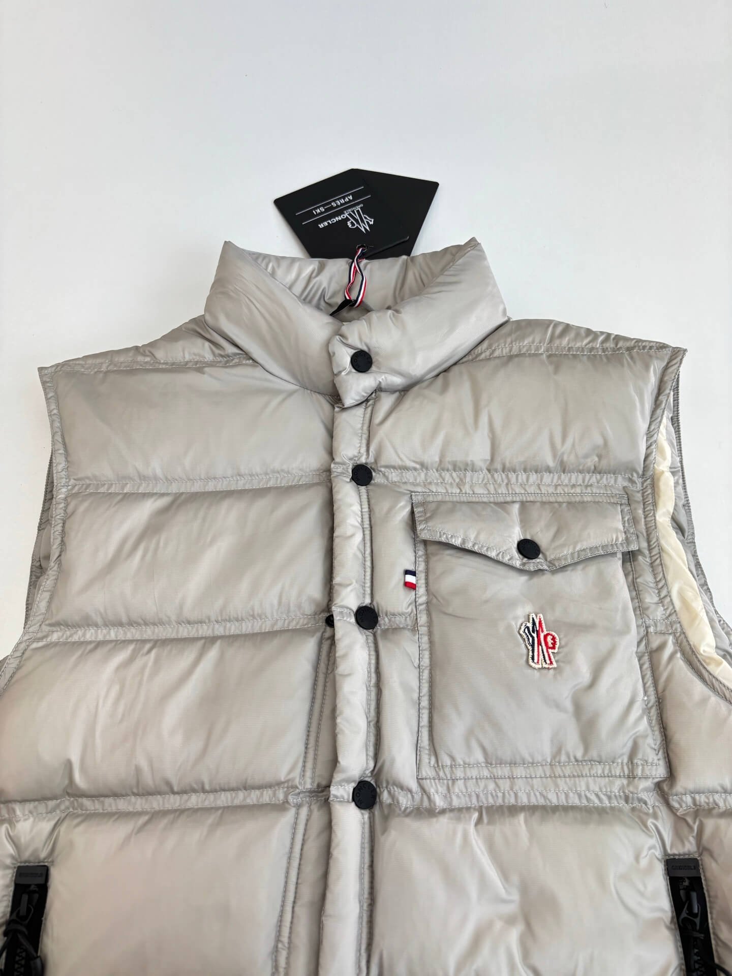 モンクレール メンズ ダウンジャケット 偽物 季節限定 ダウン