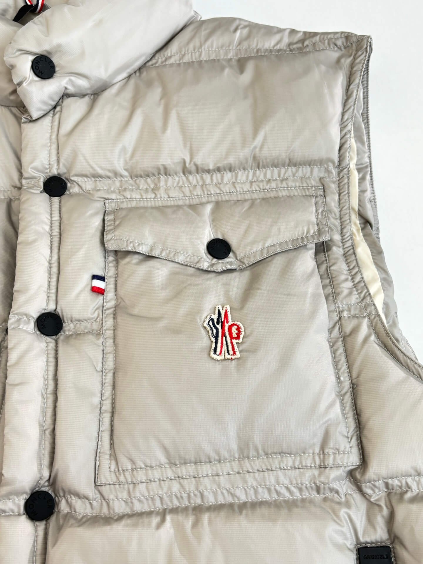 モンクレール メンズ ダウンジャケット 偽物 季節限定 ダウン