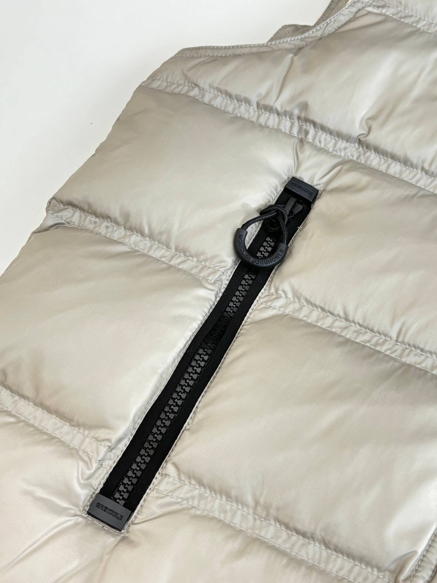 モンクレール メンズ ダウンジャケット 偽物 季節限定 ダウン