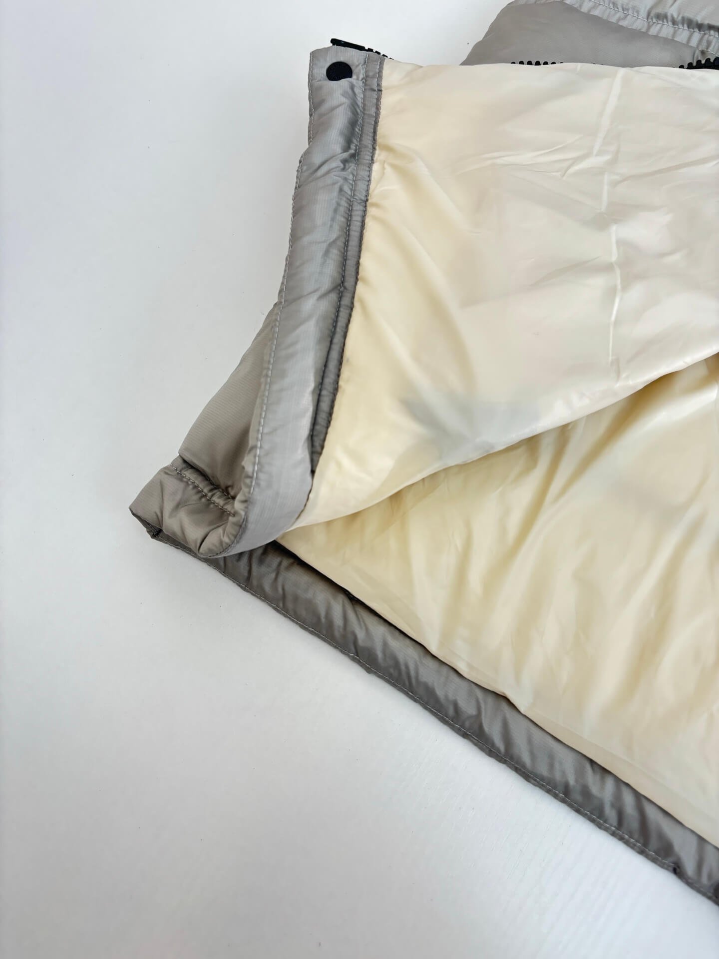 モンクレール メンズ ダウンジャケット 偽物 季節限定 ダウン