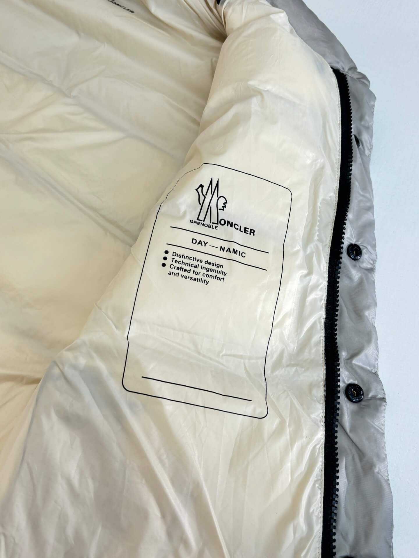 モンクレール メンズ ダウンジャケット 偽物 季節限定 ダウン