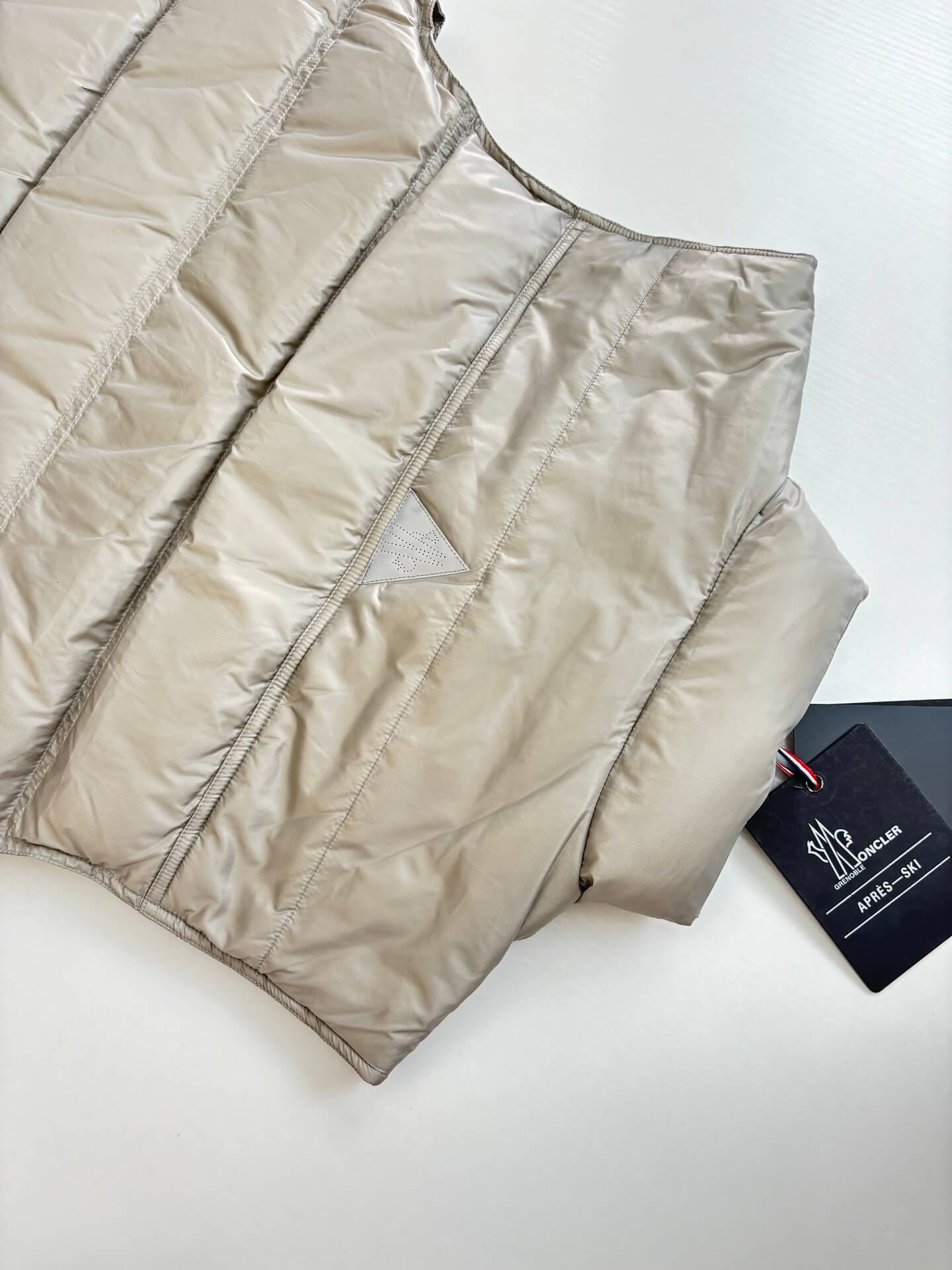 モンクレール メンズ ダウンジャケット 偽物 季節限定 ダウン