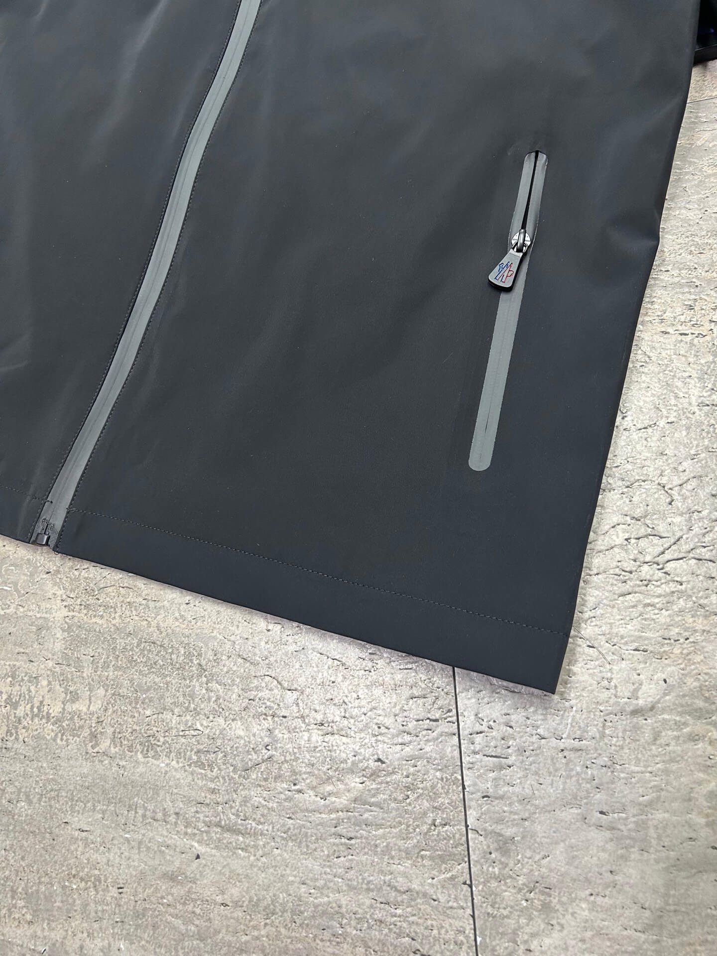 モンクレール メンズ ダウンジャケット コピー 高級感 絶賛発売中