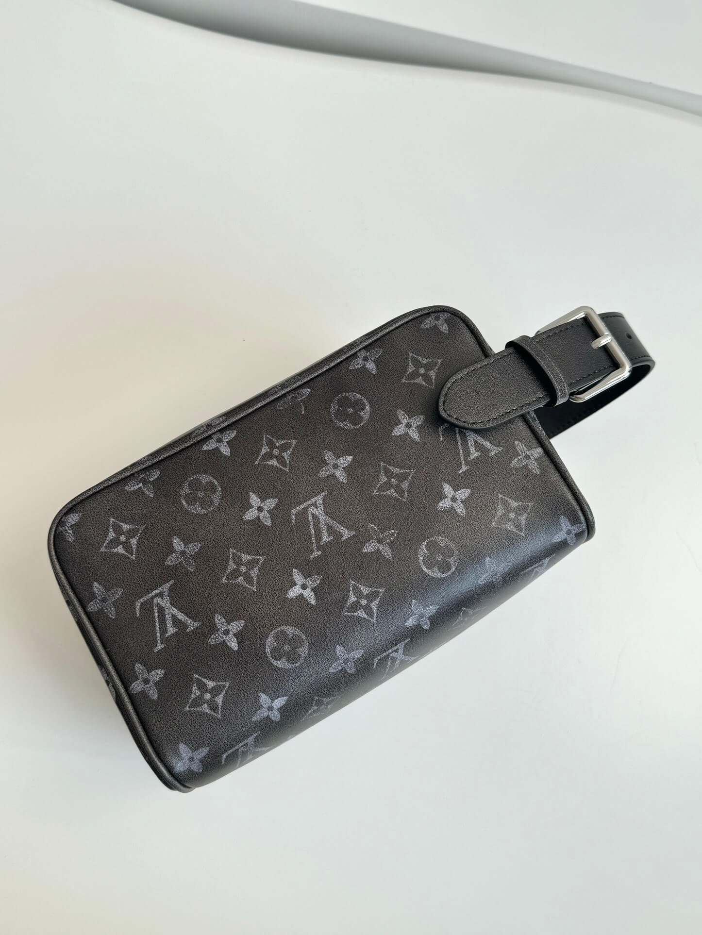 M83112 ルイヴィトン メンズ ショルダーバッグ コピー 上品な印象 機能性抜群 - 画像 (2)