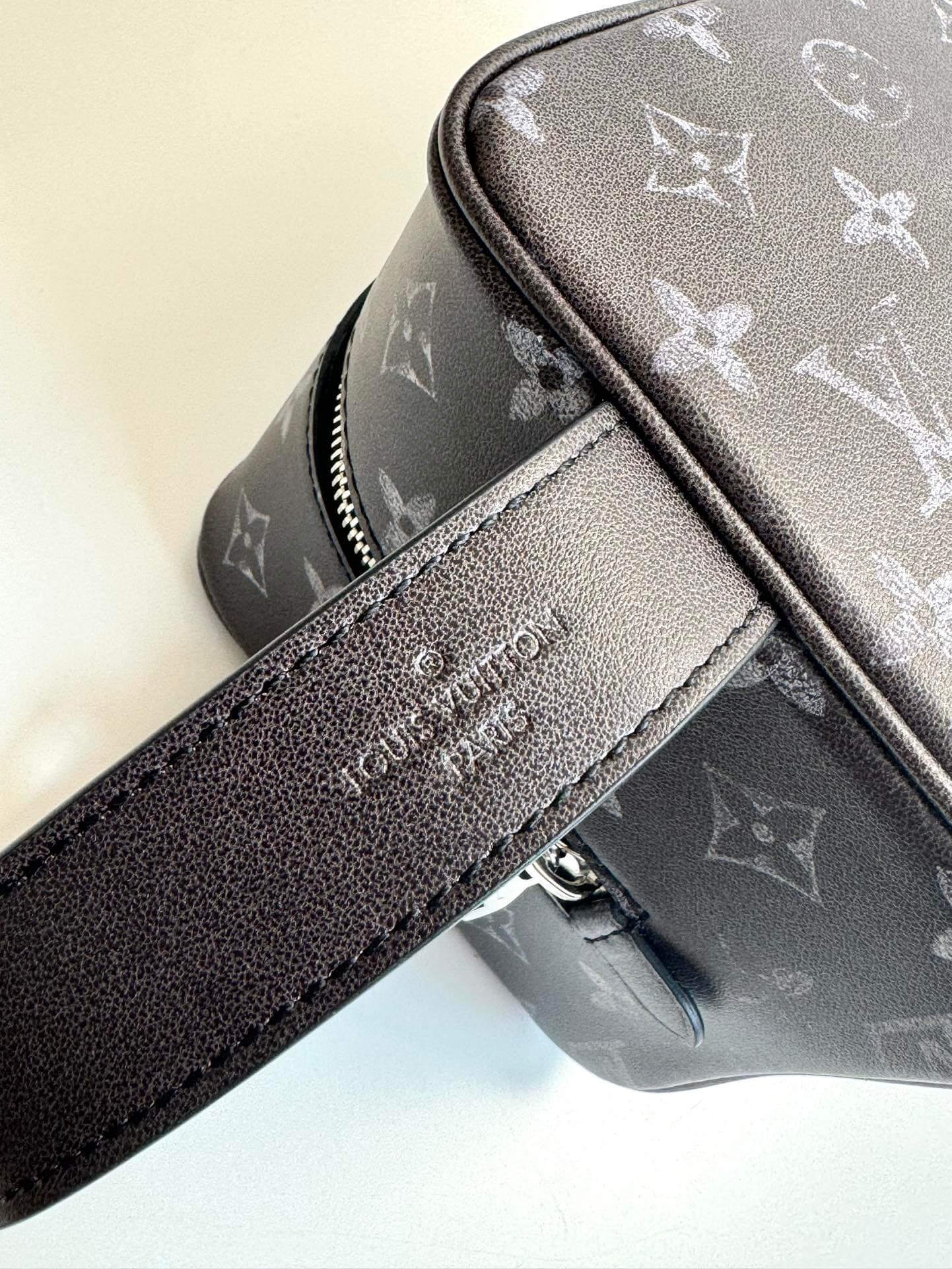 M83112 ルイヴィトン メンズ ショルダーバッグ コピー 上品な印象 機能性抜群 - 画像 (6)