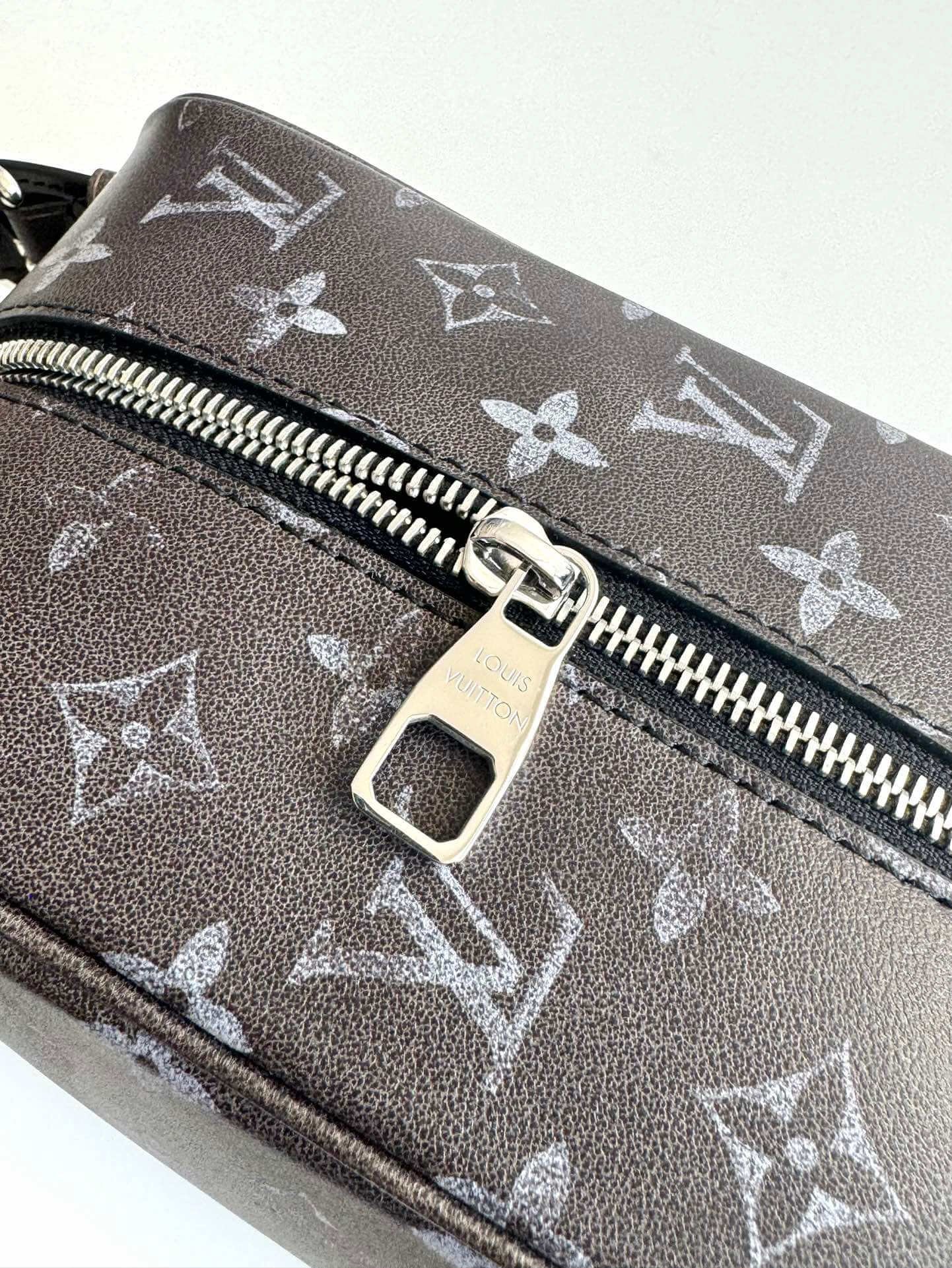 M83112 ルイヴィトン メンズ ショルダーバッグ コピー 上品な印象 機能性抜群 - 画像 (7)