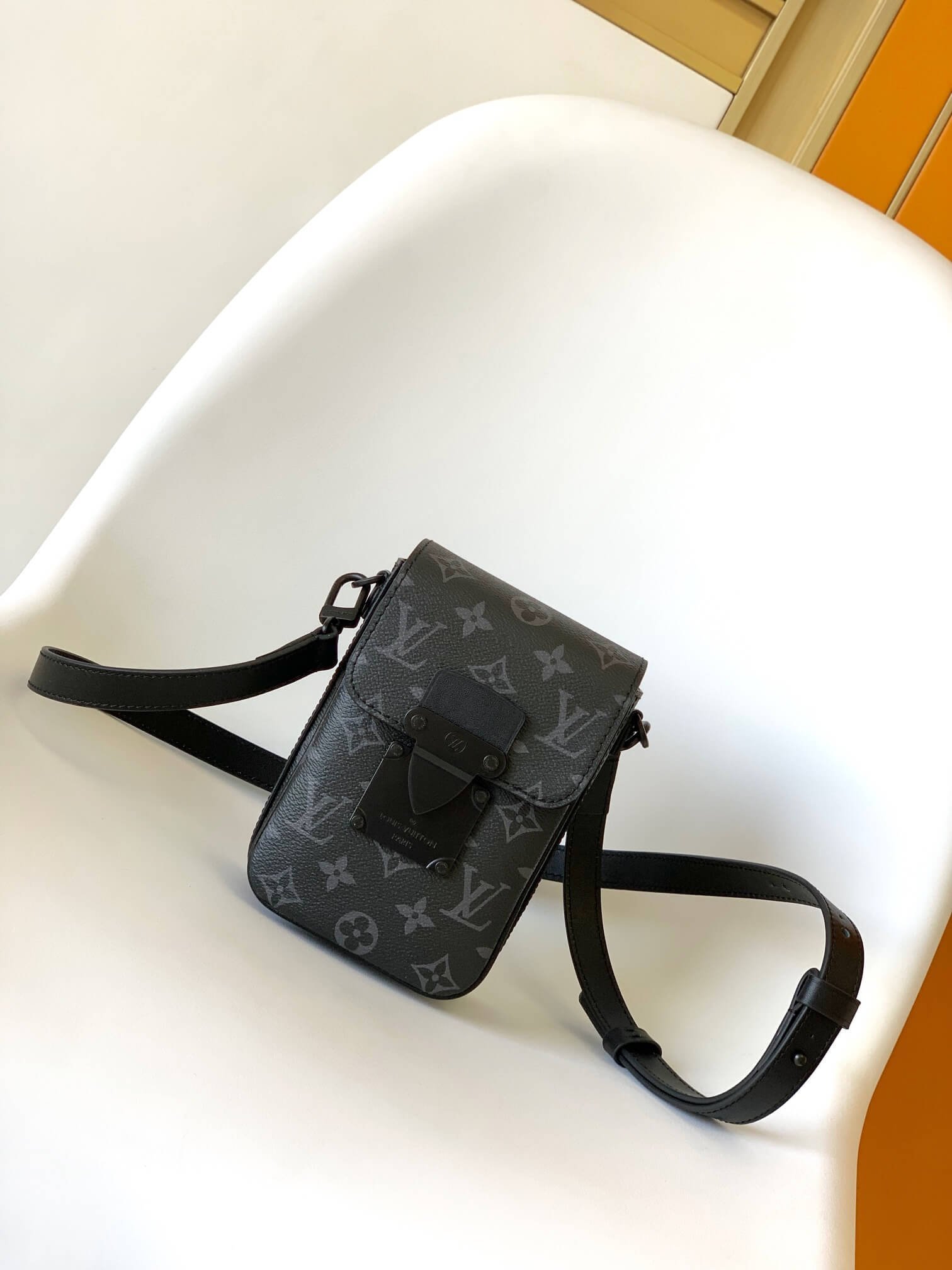 M81522 ルイヴィトン メンズ ショルダーバッグ 偽物 洗練されたデザイン ファッション