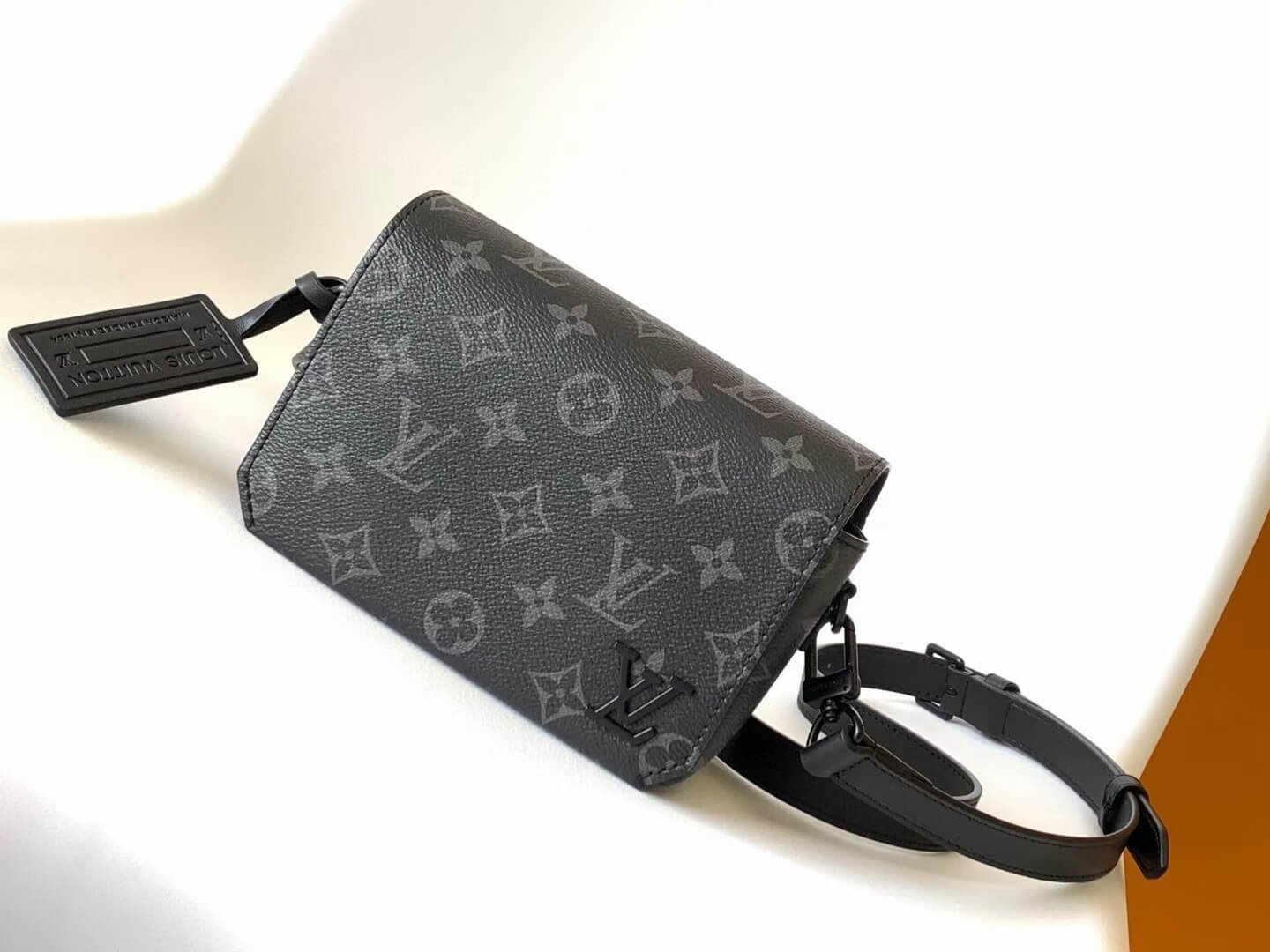 M26020 ルイヴィトン メンズ ショルダーバッグ コピー 新作 高級素材