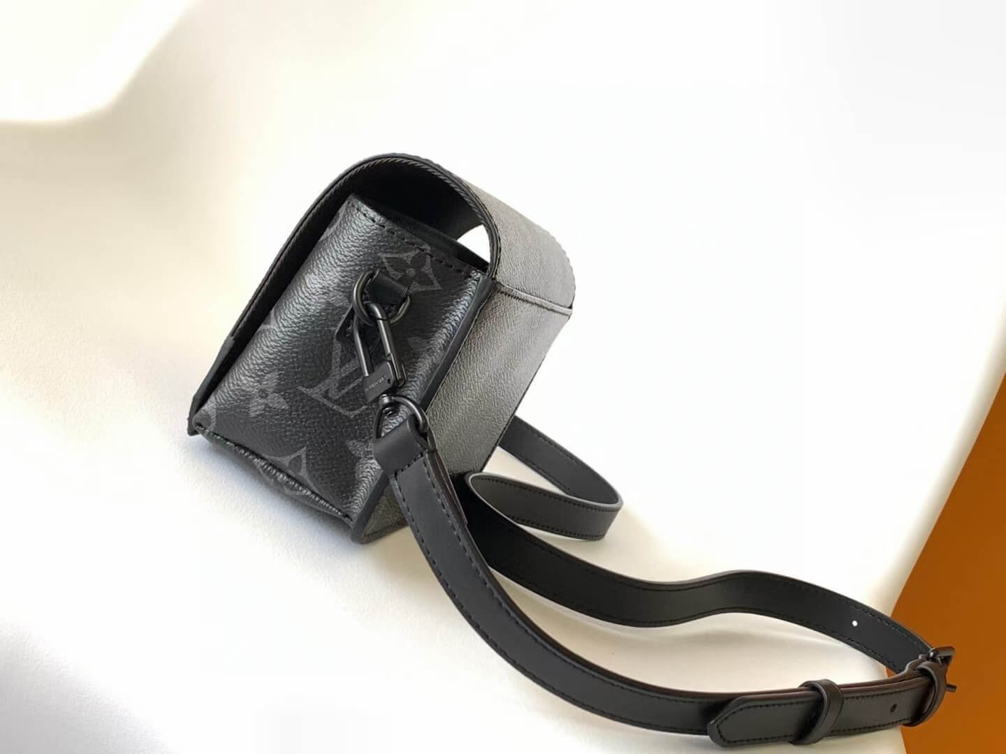 M26020 ルイヴィトン メンズ ショルダーバッグ コピー 新作 高級素材 - 画像 (2)