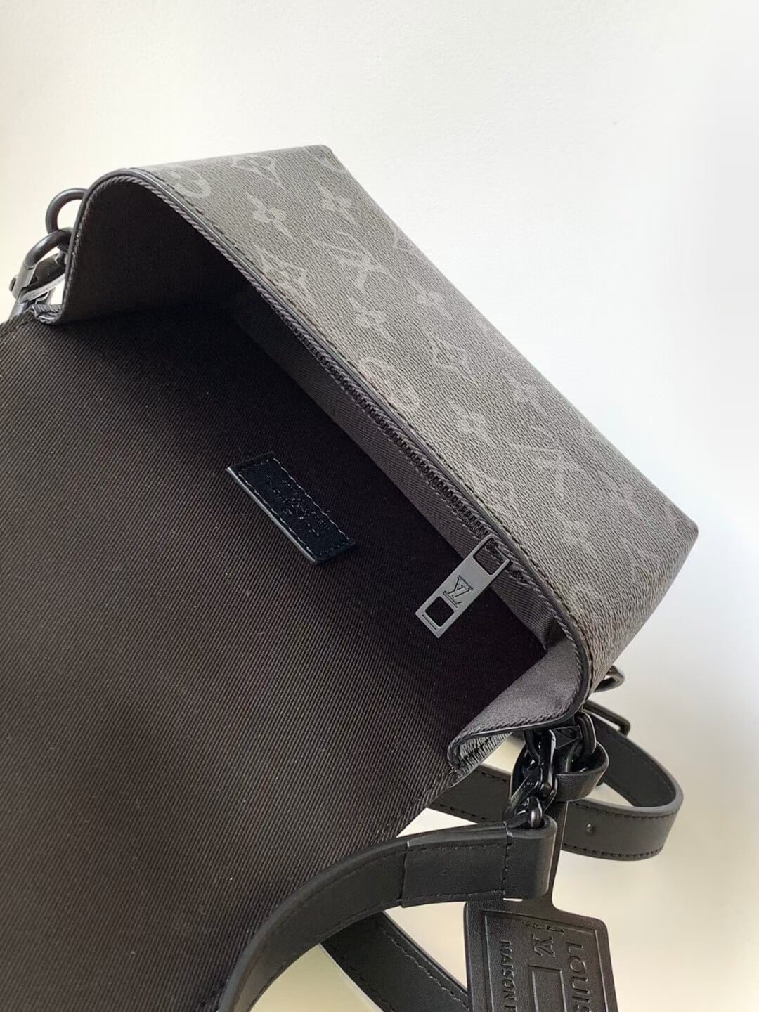 M26020 ルイヴィトン メンズ ショルダーバッグ コピー 新作 高級素材 - 画像 (7)