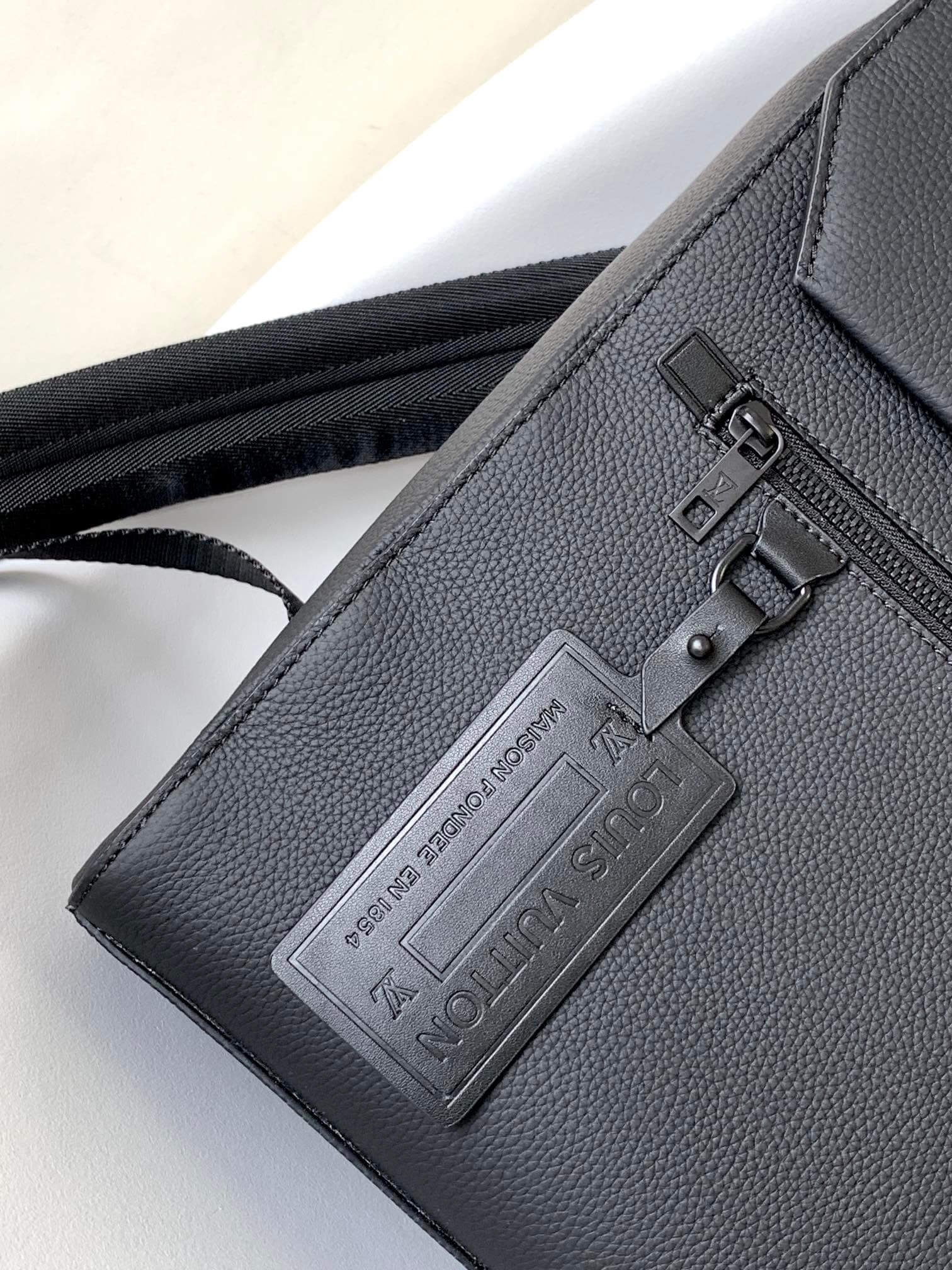 M21367 ルイヴィトン メンズ バックパック 偽物 ラグジュアリー感 シグネチャーデザイン - 画像 (4)