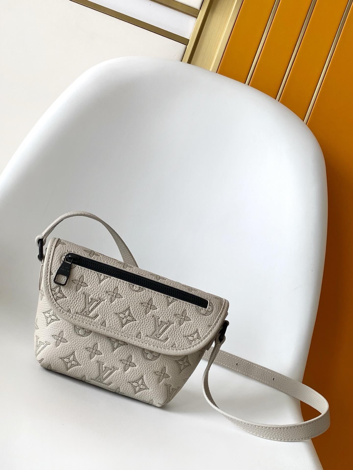 M14794 ルイヴィトン メンズ ショルダーバッグ スーパーコピー 軽量 上質な仕上がり