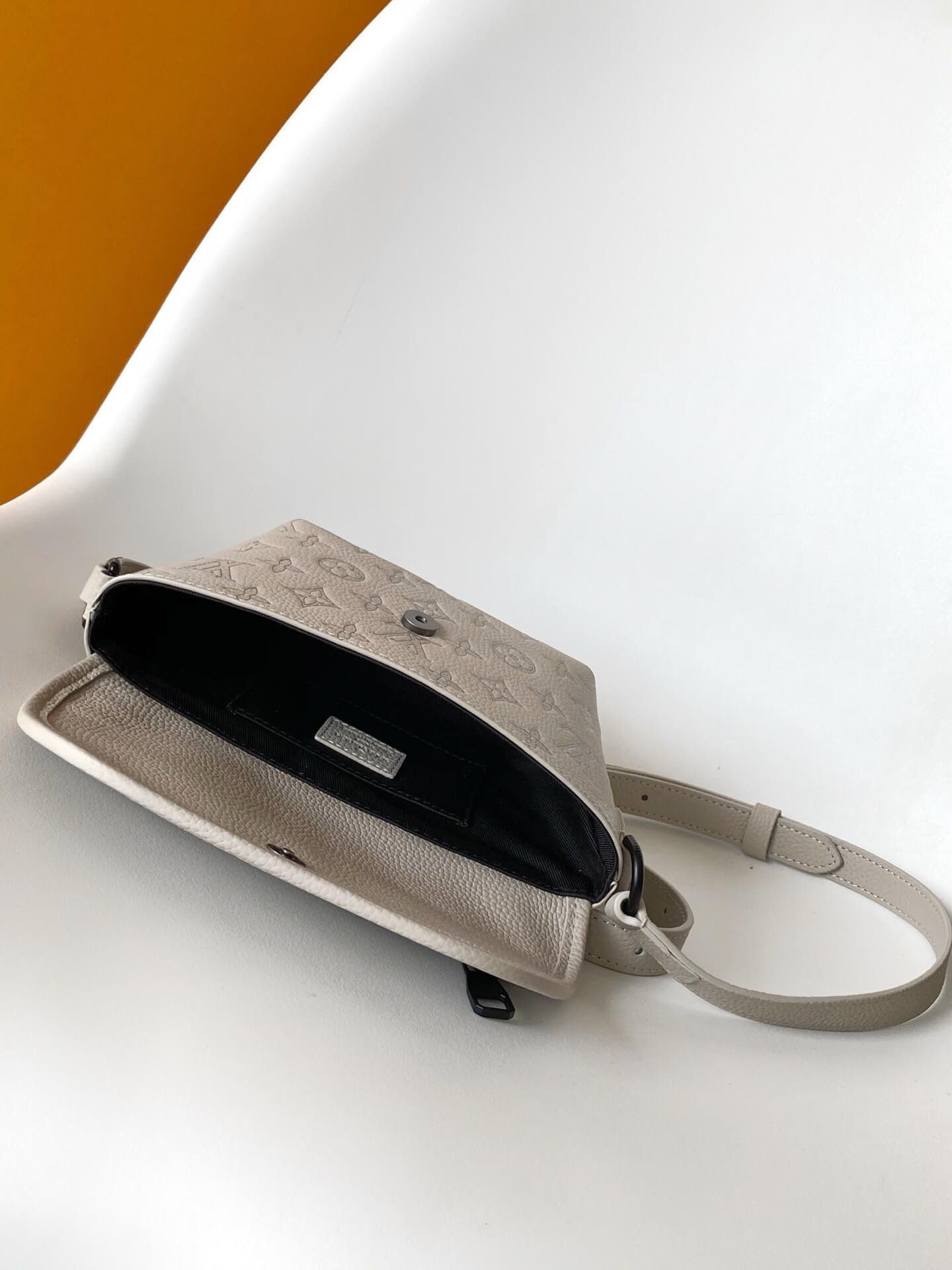 M14794 ルイヴィトン メンズ ショルダーバッグ スーパーコピー 軽量 上質な仕上がり - 画像 (8)