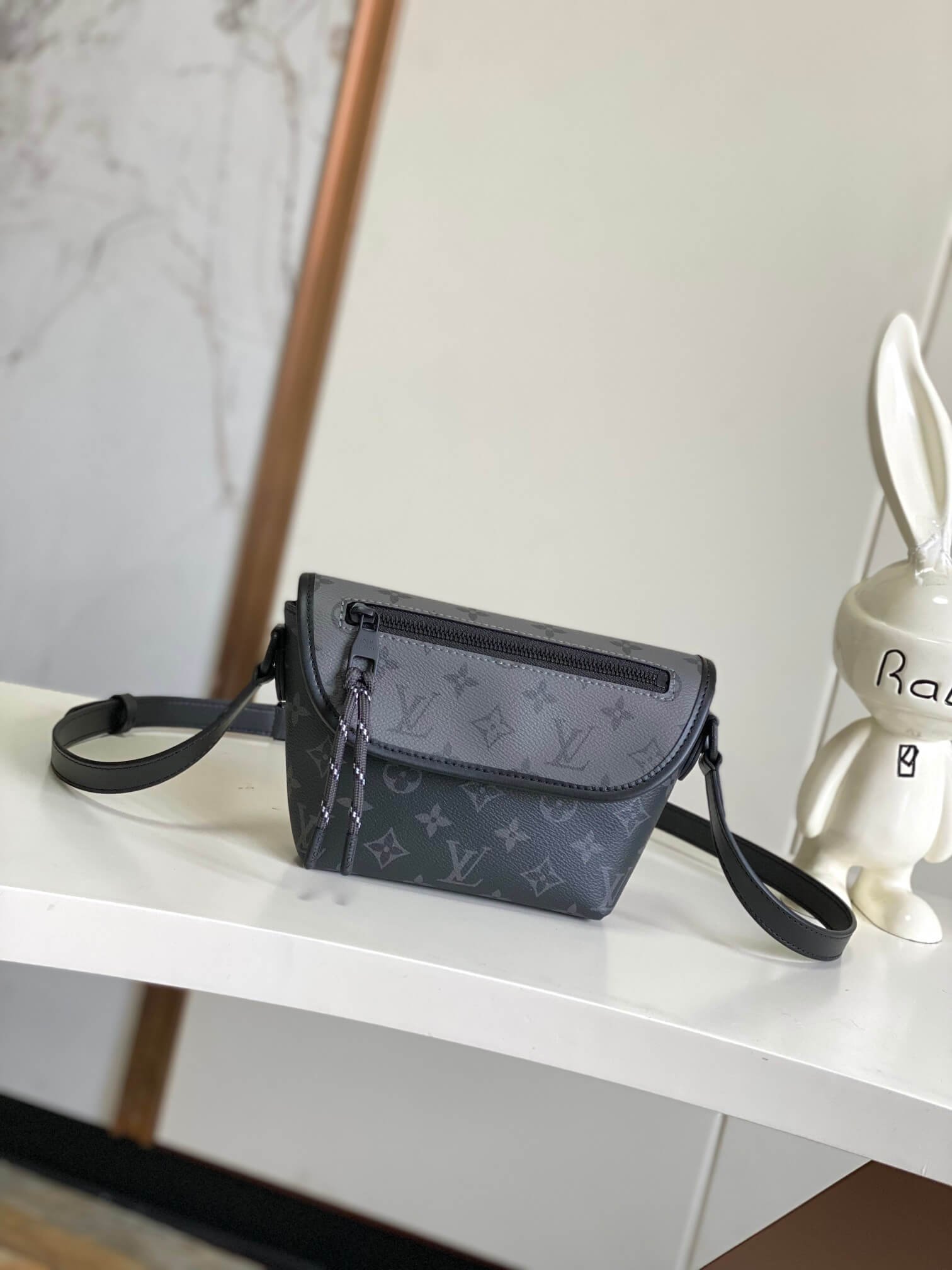 M12806 ルイヴィトン メンズ ショルダーバッグ 偽物 新作 高級素材