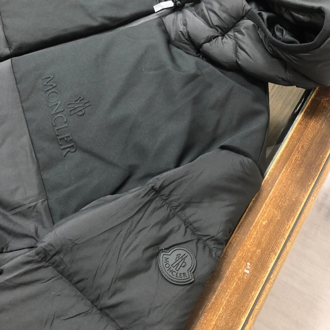 モンクレール メンズ ダウンジャケット コピー品 アウトドアに最適 軽やかな着心地 - 画像 (2)