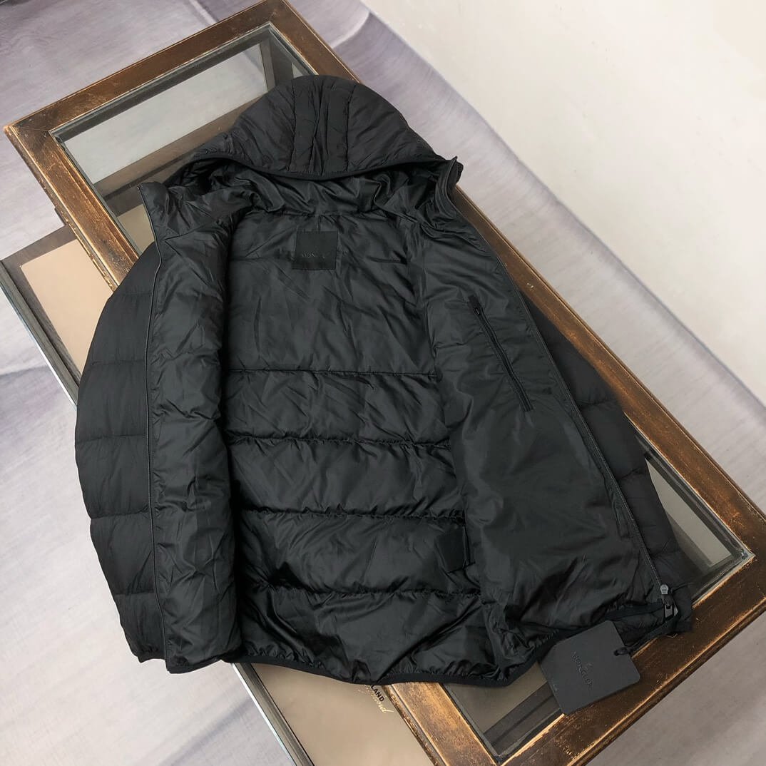 モンクレール メンズ ダウンジャケット コピー品 アウトドアに最適 軽やかな着心地 - 画像 (7)